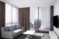 Meriton Suites Liverpool的电视和/或娱乐中心
