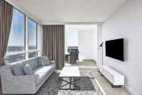 Meriton Suites Liverpool的电视和/或娱乐中心