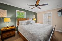 鸽子谷Creekside Cottage*Hot Tub*Entire Home-Pigeon Forge的带床和吊扇的卧室