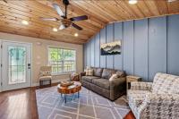 鸽子谷Creekside Cottage*Hot Tub*Entire Home-Pigeon Forge的带沙发和吊扇的客厅