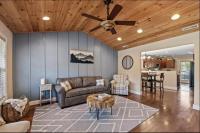 Creekside Cottage*Hot Tub*Entire Home-Pigeon Forge的休息区