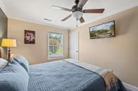 Creekside Cottage*Hot Tub*Entire Home-Pigeon Forge客房内的一张或多张床位