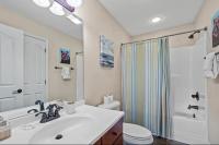 Creekside Cottage*Hot Tub*Entire Home-Pigeon Forge的一间浴室