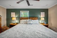 Creekside Cottage*Hot Tub*Entire Home-Pigeon Forge客房内的一张或多张床位