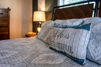 Creekside Cottage*Hot Tub*Entire Home-Pigeon Forge客房内的一张或多张床位