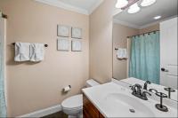 Creekside Cottage*Hot Tub*Entire Home-Pigeon Forge的一间浴室