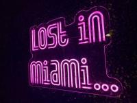 Unique Miami Art Escape w/ HotTub, Arcade & Murals的证书、奖牌、标识或其他文件