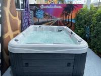 Unique Miami Art Escape w/ HotTub, Arcade & Murals平面图