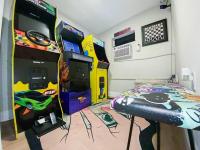 Unique Miami Art Escape w/ HotTub, Arcade & Murals的游戏室