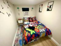 Unique Miami Art Escape w/ HotTub, Arcade & Murals客房内的一张或多张床位