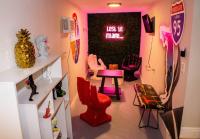 Unique Miami Art Escape w/ HotTub, Arcade & Murals的休息区