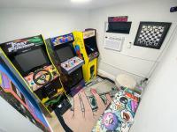 Unique Miami Art Escape w/ HotTub, Arcade & Murals的游戏室