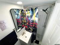 Unique Miami Art Escape w/ HotTub, Arcade & Murals的一间浴室
