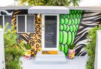 Unique Miami Art Escape w/ HotTub, Arcade & Murals外面的花园