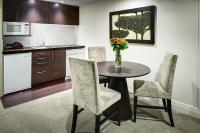 Rendezvous Heritage Hotel Queenstown的厨房或小厨房