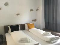 VilligenHotel zum Hirschen的房间里有一张床，上面有两个枕头