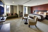 Rendezvous Heritage Hotel Queenstown的电视和&#47;或娱乐中心