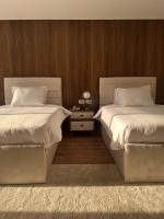The Home Boutique Hotel Pyramids Inn客房内的一张或多张床位