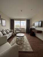 The Home Boutique Hotel Pyramids Inn的电视和/或娱乐中心