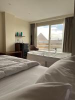 The Home Boutique Hotel Pyramids Inn客房内的一张或多张床位