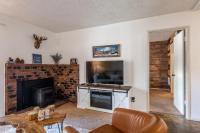 Cozy Cabin-Style Condo in Central Location的电视和/或娱乐中心