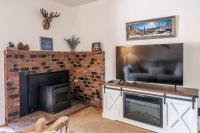 Cozy Cabin-Style Condo in Central Location的厨房或小厨房