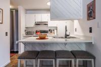 Cozy Cabin-Style Condo in Central Location的厨房或小厨房