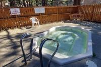 Cozy Cabin-Style Condo in Central Location平面图