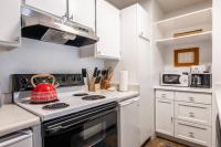 Cozy Cabin-Style Condo in Central Location的厨房或小厨房