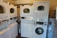 Cozy Cabin-Style Condo in Central Location平面图