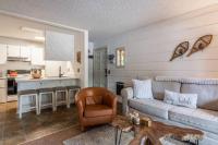 Cozy Cabin-Style Condo in Central Location的厨房或小厨房