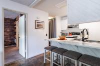 Cozy Cabin-Style Condo in Central Location的厨房或小厨房