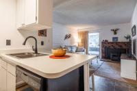 Cozy Cabin-Style Condo in Central Location的厨房或小厨房
