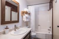 Cozy Cabin-Style Condo in Central Location的一间浴室