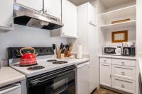 Cozy Cabin-Style Condo in Central Location的厨房或小厨房
