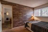 Cozy Cabin-Style Condo in Central Location客房内的一张或多张床位
