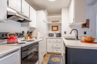Cozy Cabin-Style Condo in Central Location的厨房或小厨房