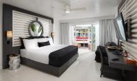 S Hotel Montego Bay - Luxury Boutique All-Inclusive Hotel客房内的一张或多张床位