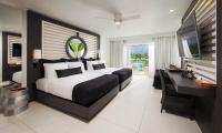 S Hotel Montego Bay - Luxury Boutique All-Inclusive Hotel客房内的一张或多张床位