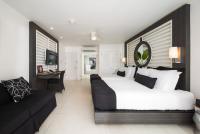 S Hotel Montego Bay - Luxury Boutique All-Inclusive Hotel的电视和/或娱乐中心