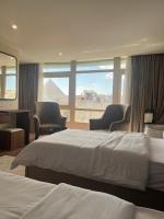 The Home Boutique Hotel Pyramids Inn客房内的一张或多张床位