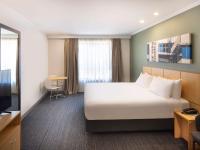Mercure Sydney Macquarie Park客房内的一张或多张床位
