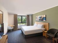 Mercure Sydney Macquarie Park的电视和/或娱乐中心