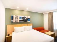 Mercure Sydney Macquarie Park客房内的一张或多张床位