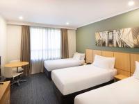 Mercure Sydney Macquarie Park客房内的一张或多张床位