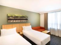 Mercure Sydney Macquarie Park客房内的一张或多张床位