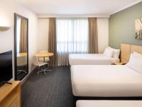 Mercure Sydney Macquarie Park的电视和/或娱乐中心