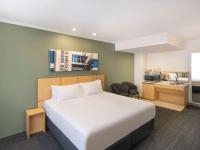 Mercure Sydney Macquarie Park客房内的一张或多张床位