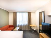 Mercure Sydney Macquarie Park的电视和/或娱乐中心