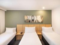Mercure Sydney Macquarie Park客房内的一张或多张床位